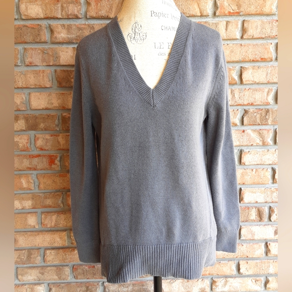 Banana Republic V-neck Long Sleeve Cozy Sweater Size Small.